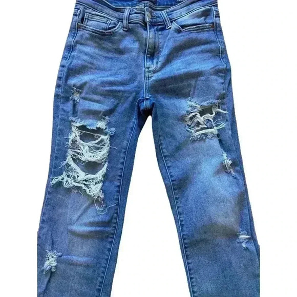 Trendy Distressed Medium Wash Straight Leg Jeans with Ripped Details - Picture 4 of 9